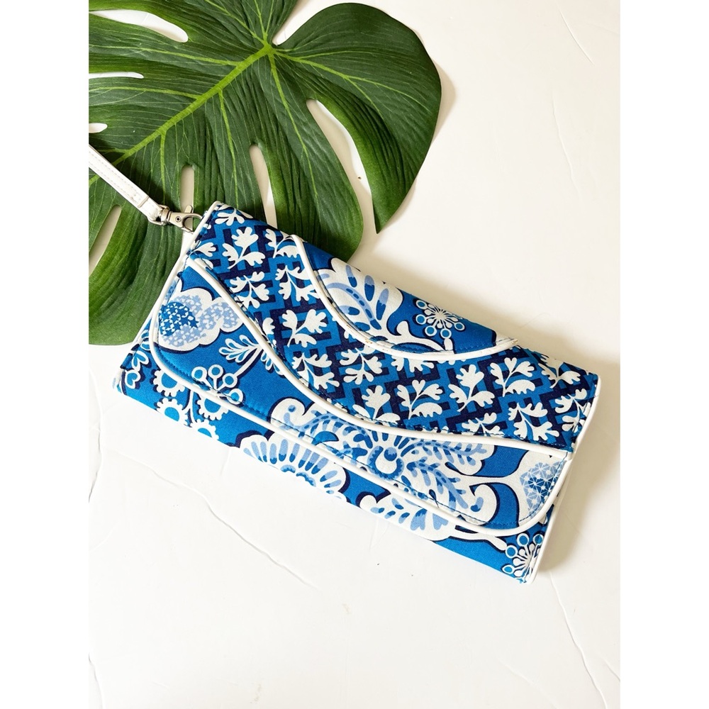 Vera Bradley blue folding wallet/wristlet Blue Lagoon pattern